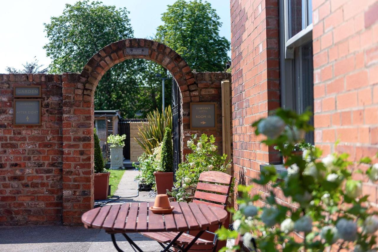 Clementine'S Guest House Йорк Экстерьер фото The courtyard at the former stable block
