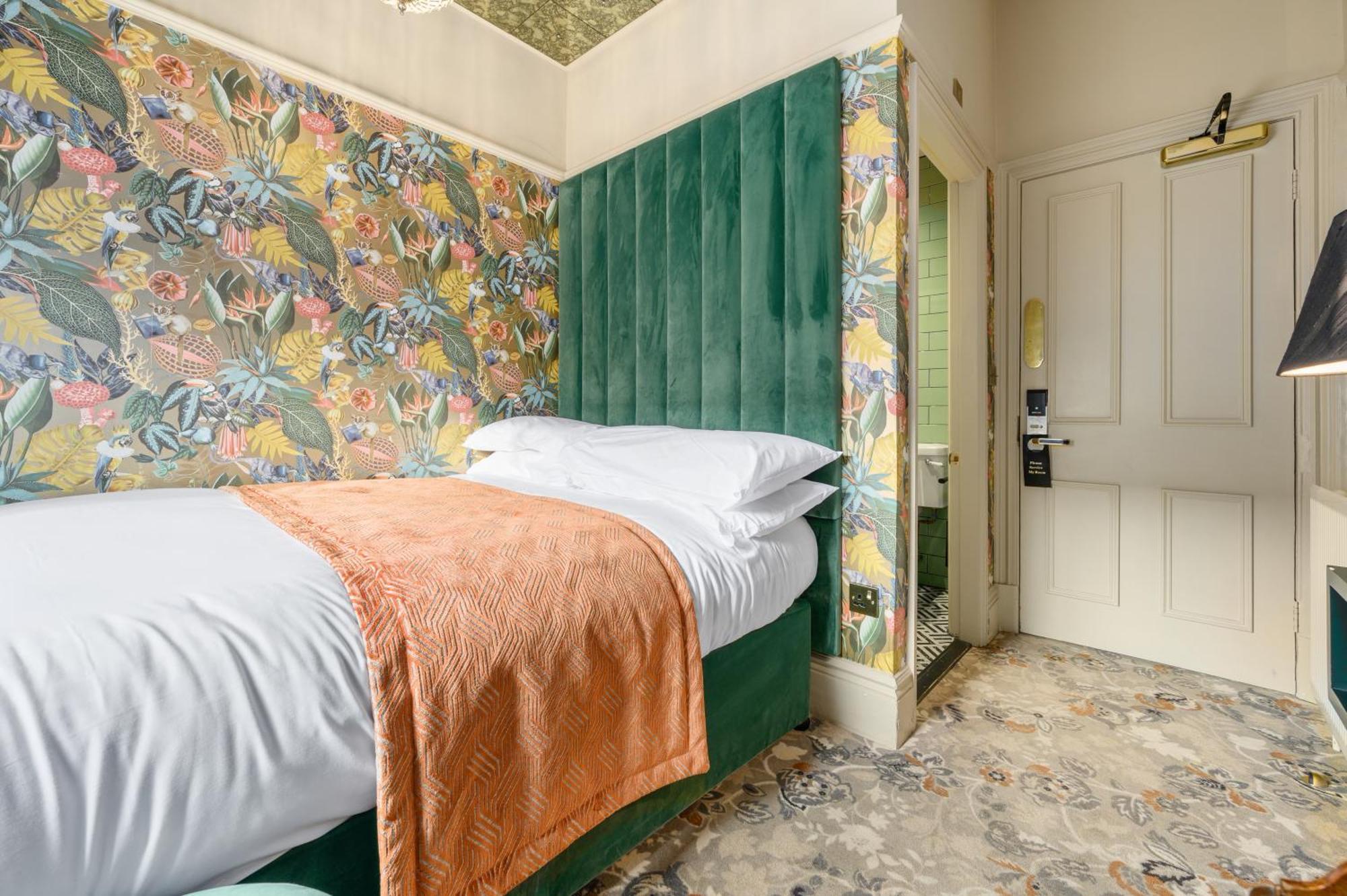 Clementine'S Guest House Йорк Экстерьер фото A bedroom at The Mitre Hotel